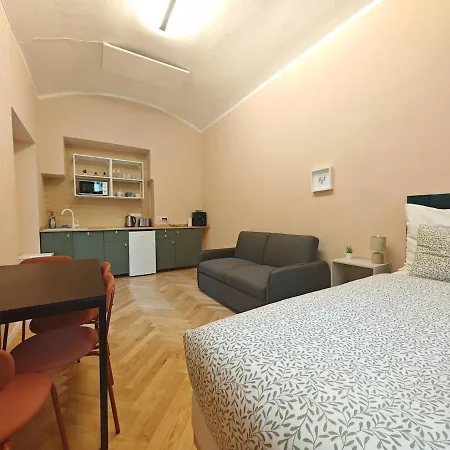 Spacious, Light In Vinohrady Apartmán