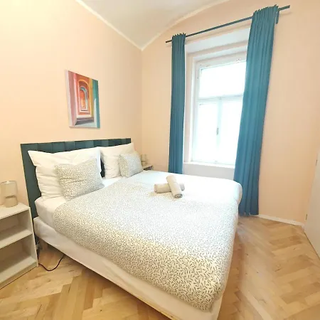 Spacious, Light In Vinohrady