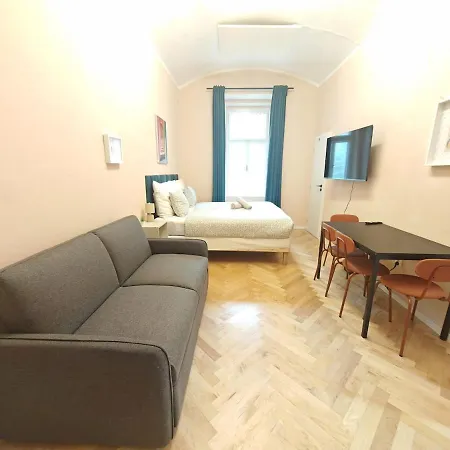 Spacious, Light In Vinohrady